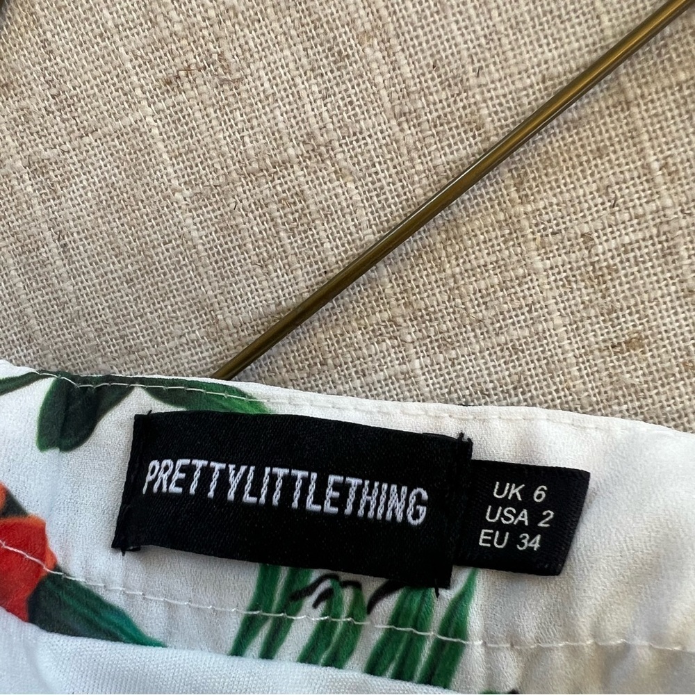 Prettylittlething ladies jumpsuit size 2 V-neck ties and zips in the back - Picture 11 of 11